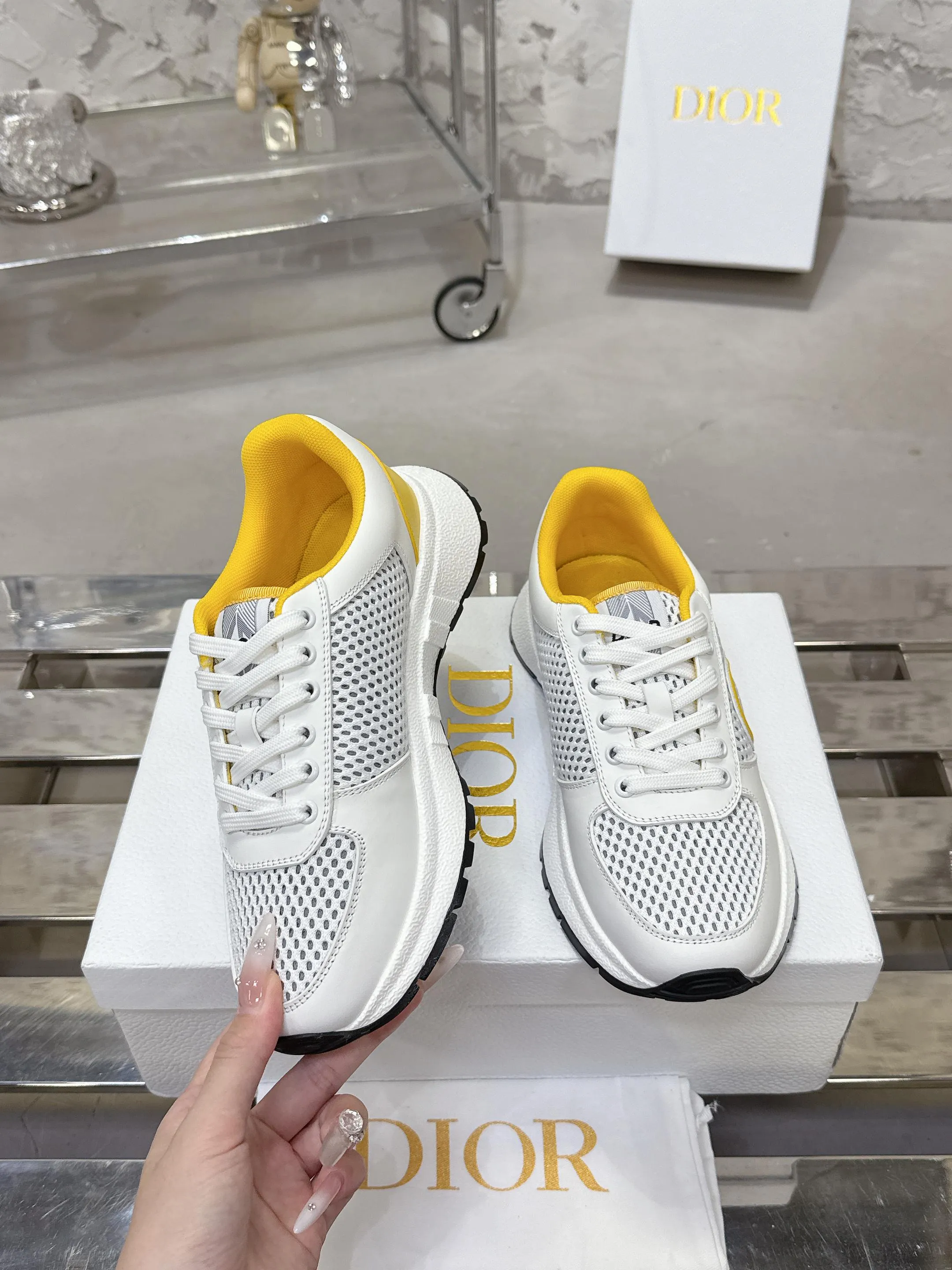 [Dior Dior] P: 640💰Couple model Size: Female: 35-40 (customized at 41), male 39-44. (customized at 45) 2025 Dior Dior autumn and winter new couple model, thick-soled casual sports shoes, originally purchased and developed to reinterpret the sports style with an elegant and fashionable shape. The upper is crafted from white mesh fabric and features the Christian Dior Paris signature on the laces and heel. The exquisite two-color sole is light and soft, which can add a high-end temperament to all kinds of casual looks. The delivery counter is exquisitely packaged🛍📦 ▪️Material: Original custom imported first-layer cowhide ▪️Inner lining: Imported soft sheepskin lining ▪️Sole: Original open-molded anti-slip rubber material ▪️Sole thickness: 4CM